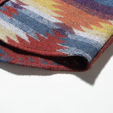 Куртаи пашмини мардонаи ҷопонии сурх ва сафеди услубӣ